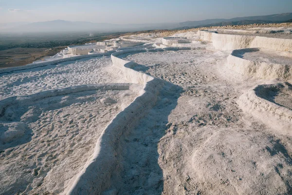 Spektakuläre Aussicht auf die berühmten weißen Felsen in Pamukkale, Türkei — Stockfoto