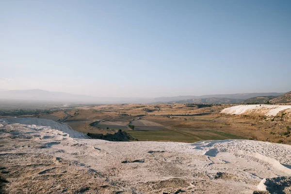 Majestuoso paisaje con rocas blancas y hermosas montañas en pamukkale, pavo - foto de stock