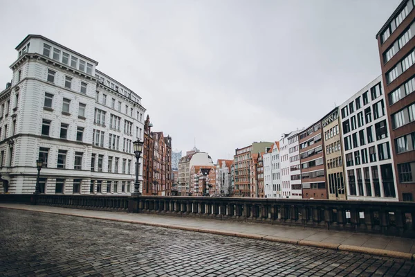 Scena urbana con bella architettura della città di hamburg, Germania — Foto stock