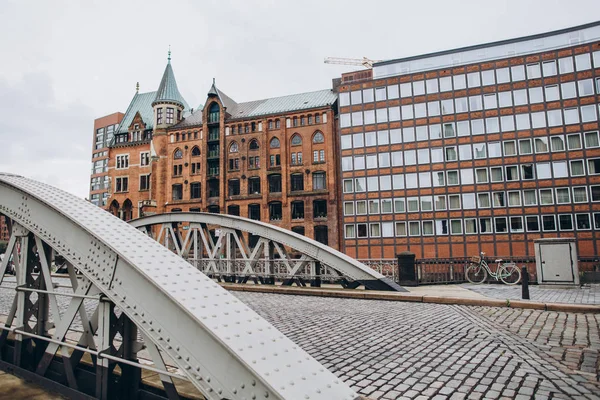 Urban scene with bridge and buildings at old warehouse city district in hamburg, germany — Stock Photo