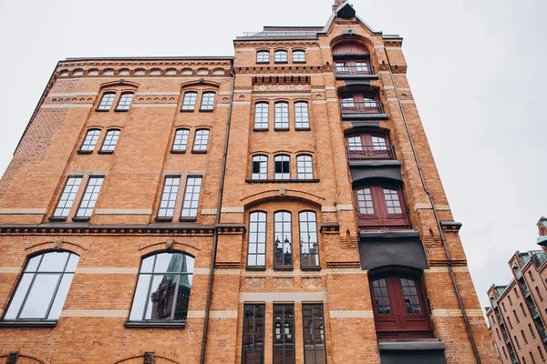 Baixo ângulo de visão do edifício histórico na cidade de hamburgo, alemanha — Fotografia de Stock