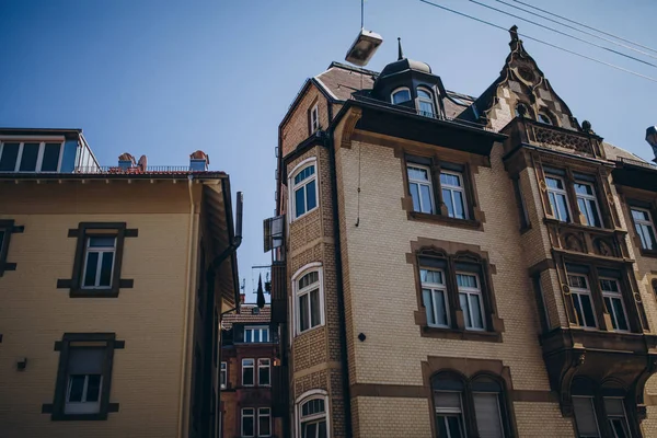 Низький кут зображення будинків у місті Штудгарт, Німеччина — стокове фото
