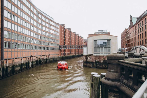 HAMBURG, ALLEMAGNE - 4 SEP 2016 : Scène urbaine avec rivière et vieux quartier des entrepôts à Hambourg, Allemagne — Photo de stock