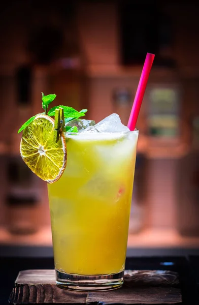 Um cocktail no bar Fotografia De Stock