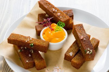 Tuz ile çavdar ekmeği