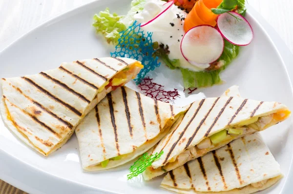 bir tabakta Quesadilla