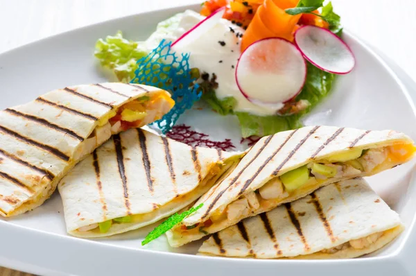 bir tabakta Quesadilla