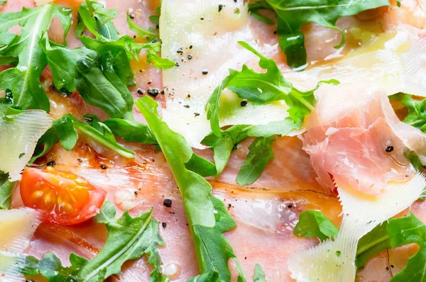 İtalyan prosciutto ve rucola pizza.