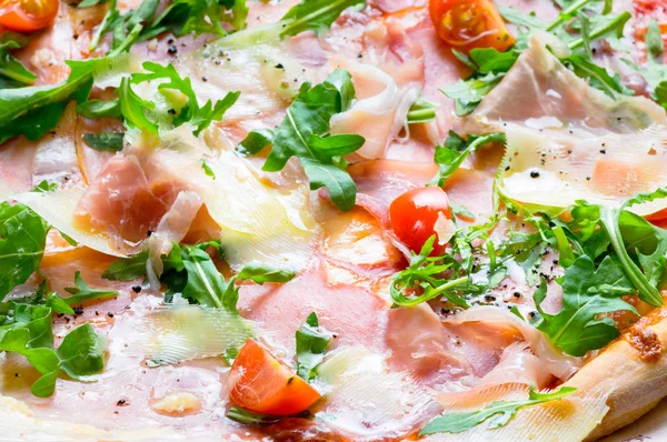 İtalyan prosciutto ve rucola pizza.