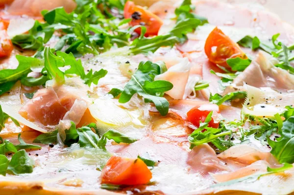 İtalyan prosciutto ve rucola pizza.