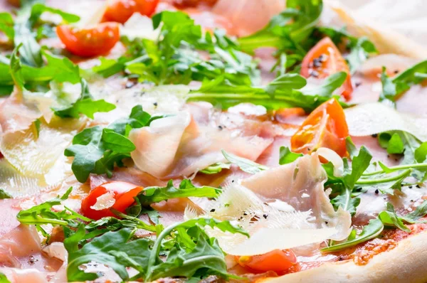 İtalyan prosciutto ve rucola pizza.