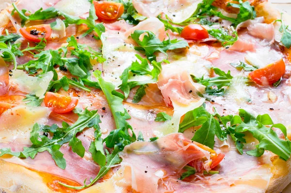İtalyan prosciutto ve rucola pizza.
