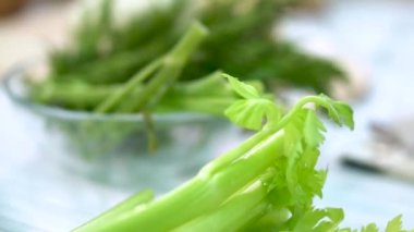 Kereviz masada büyük saplar.