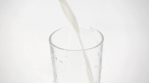 Un verre est rempli de lait d'une bouteille — Video
