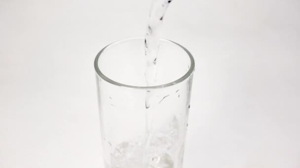Um jato de água enche um vidro Movimento lento . — Vídeo de Stock