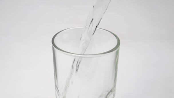 Un jet d'eau remplit un verre Mouvement lent .