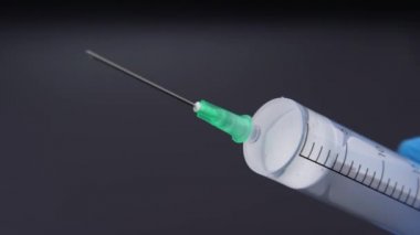 Bir şırınga temiz bir sıvı bırakır.