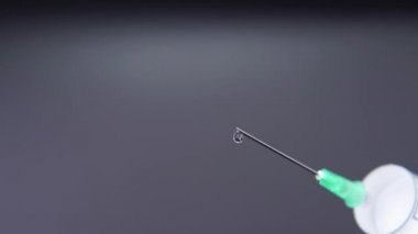 Bir şırınga temiz bir sıvı bırakır.