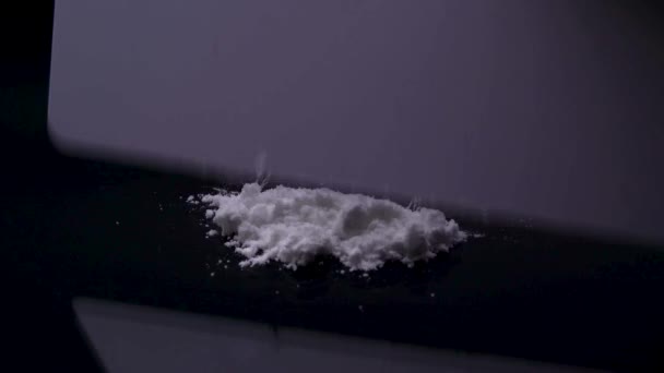 Cutting lines of cocaine, tracking — Stock Video
