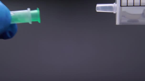 Лікар прикріплює голку до шприца — стокове відео