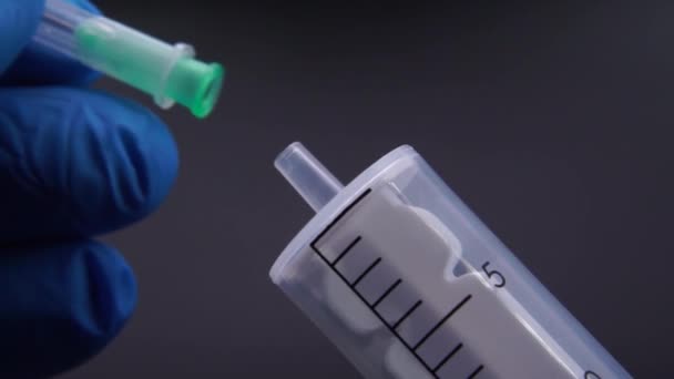 O médico prende uma agulha a uma seringa — Vídeo de Stock