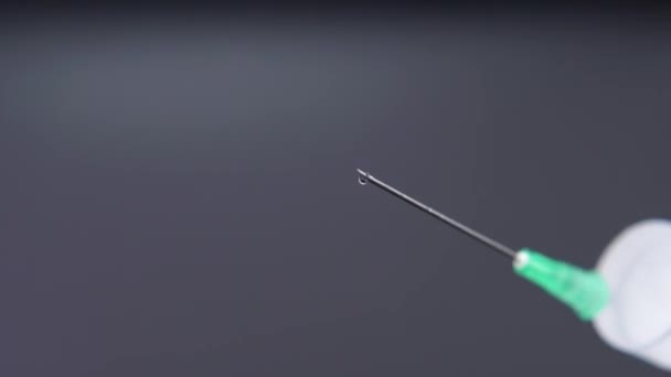 Medicina vazando de uma seringa gota por gota . — Vídeo de Stock