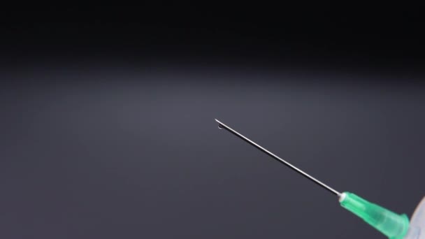 Médicament fuyant d'une seringue goutte à goutte .