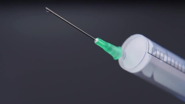 Médicament fuyant d'une seringue goutte à goutte .