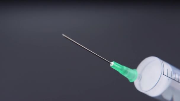 Médicament fuyant d'une seringue goutte à goutte .