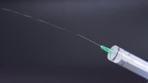 Médicament fuyant d'une seringue goutte à goutte . — Video