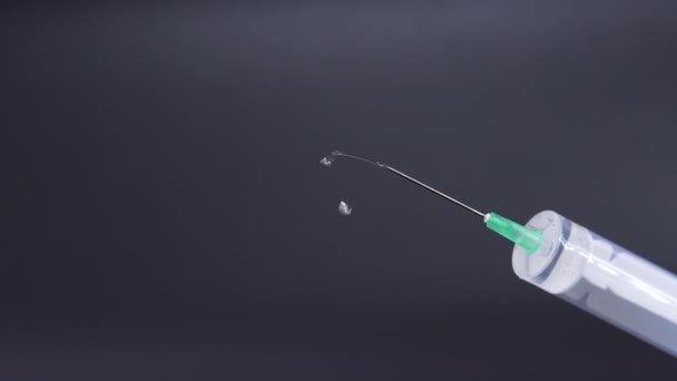 Médicament fuyant d'une seringue goutte à goutte .