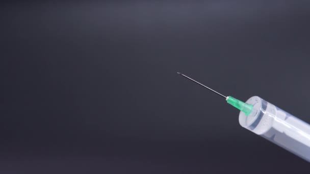 Médicament fuyant d'une seringue goutte à goutte .