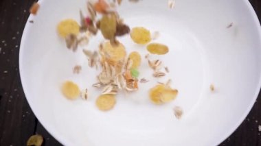 Beyaz bir kaseye müsli döküldü.