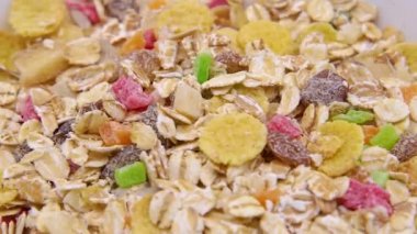 Beyaz bir kasede kuru müsli.