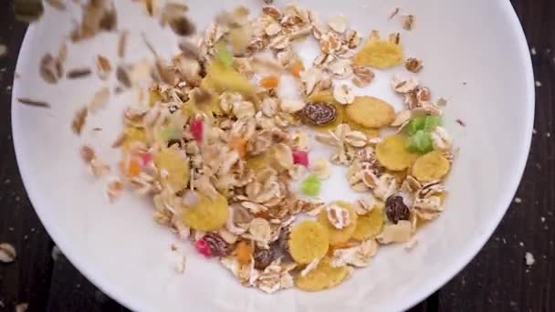 Primo piano di muesli versato in una ciotola bianca — Video Stock