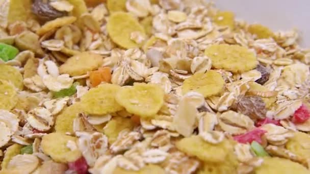 Muesli seco em uma tigela branca close-up — Vídeo de Stock