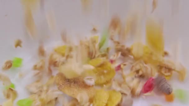 Close-up van muesli gegoten in een witte kom — Stockvideo