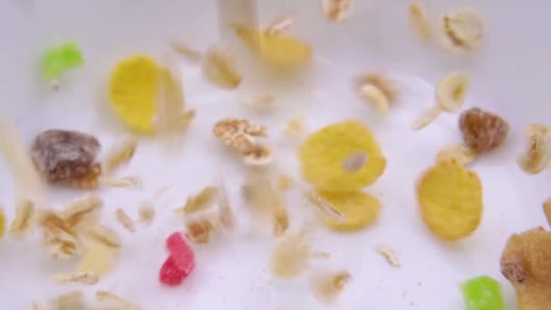 Close-up van muesli gegoten in een witte kom — Stockvideo