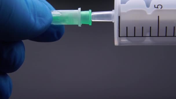 The doctor attaches a needle to a syringe — Stock Video