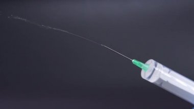 Şırıngadan damlayan ilaç damlaları.