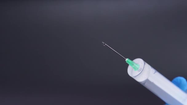 Médicament fuyant d'une seringue goutte à goutte .