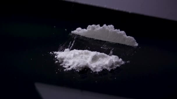 Cutting lines of cocaine, tracking — Stock Video