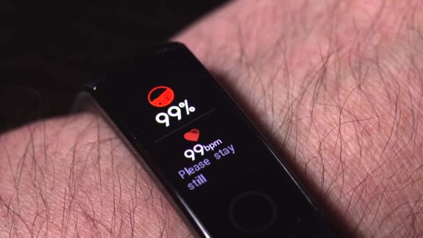 测量手腕上血液中的氧气水平和心跳频率 — 图库视频影像