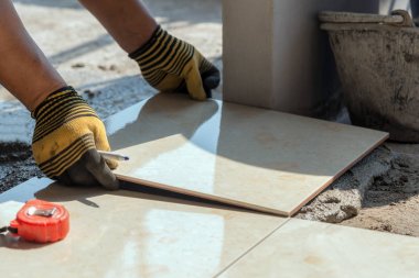 İnşaatta döşeme döşemesi kuruluyor