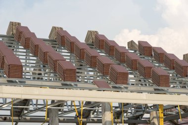 Bir çatı altında inşaat çatı kiremitleri ev inşa için deste ile