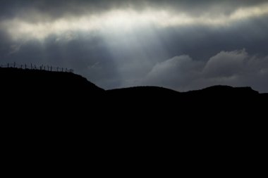 Bulutların arasından gün ışığı