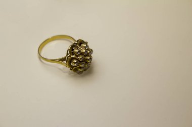 siyah ve beyaz zemin üzerine altın yüzük