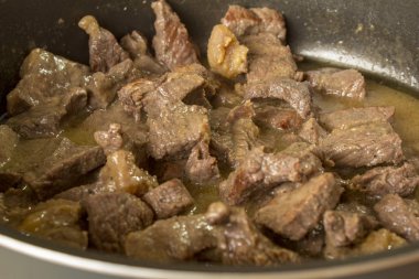 İyi kızarmış et parçaları.