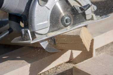 Çatı ahşap bir çerçeve inşaatı.