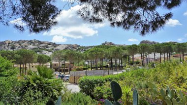 İtalya 'nın Sardunya adasının kıyı büyüsü ve mistik iç kesimi.